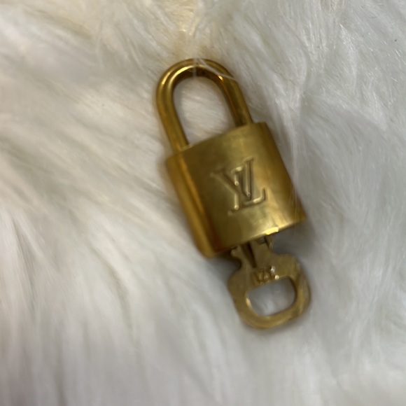 COPY - Louis Vuitton Lock and Key - Picture 2 of 2